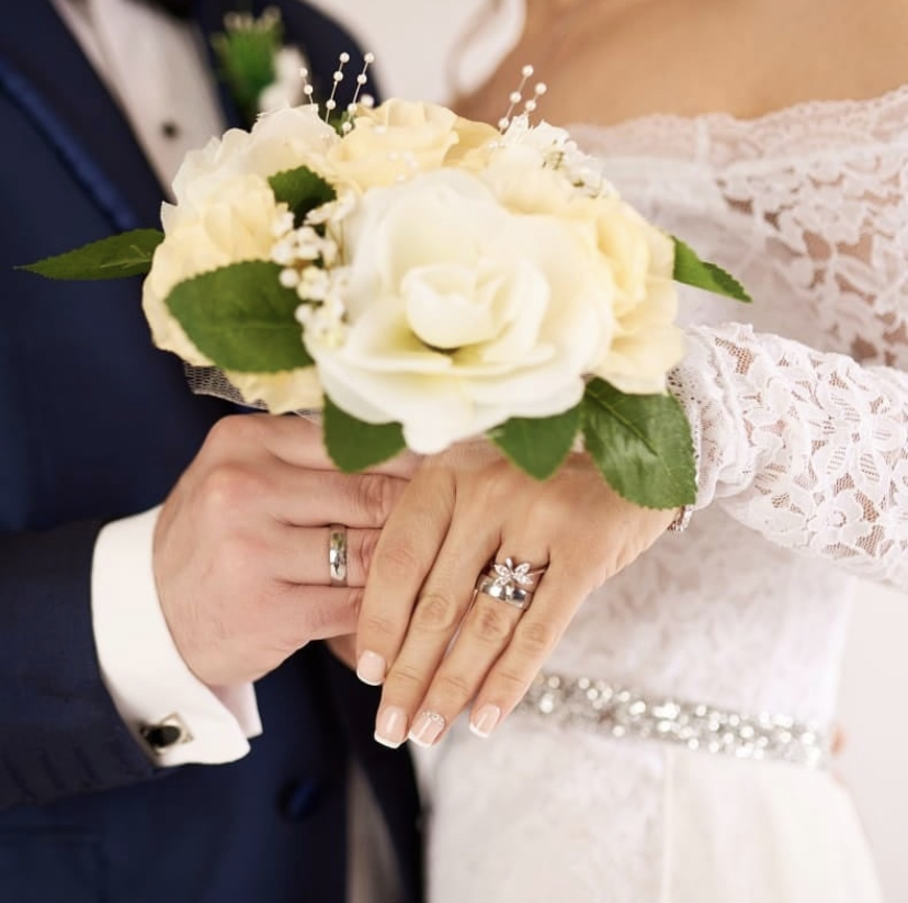 recién casada mostrando sus uñas hechas con Carolinails